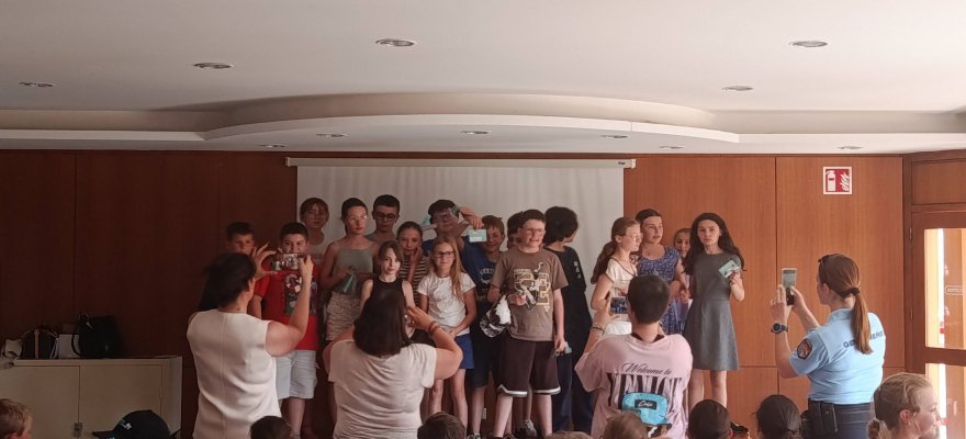 Cérémonie de remise des permis piéton et permis internet aux élèves de Institution Jeanne d'Arc Bruyères