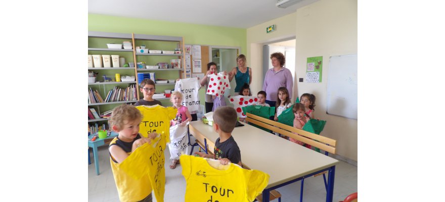 Tour de France à BRUYERES, participation des enfants pour les décors de la ville
